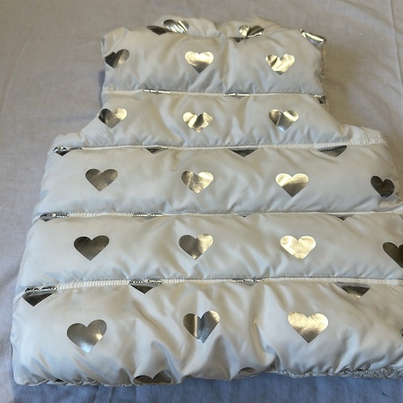 Gap Baby Cream Puffer Vest with Silver Foil Hearts, Size 5 Valentines Day - Picture 5 of 7